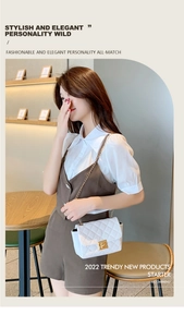 Borsa a tracolla trapuntata bianca con catena dorata indossata da modella con stile