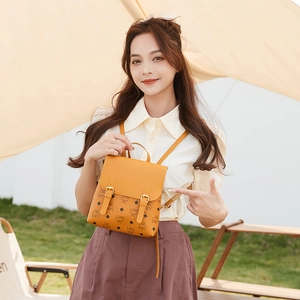 Mini zaino giallo classico con monogramma e chiusura a doppia fibbia per stile outdoor