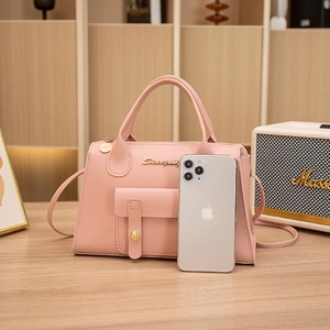 Borsa Boston rosa da donna con finiture in metallo e tracolla regolabile per uso quotidiano