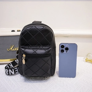 Sac de poitrine matelassé noir en similicuir avec bandoulière à lettres et zip doré élégant