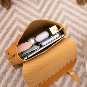 Borsa a tracolla gialla classica con stampa monogramma e spazio interno per gli oggetti