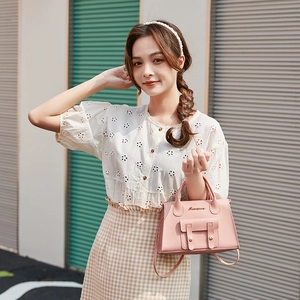 Borsa Kelly in pelle opaca rosa con doppi manici e dettagli di rivetti metallici