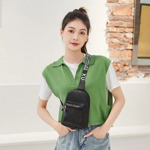 Sac de poitrine matelassé noir pour femme avec bandoulière réglable à lettres chic