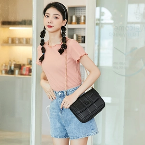 Borsa a tracolla trapuntata nera alla moda con catena dorata per outfit da donna