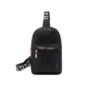 Sac bandoulière matelassé noir en similicuir avec bandoulière ruban à lettres