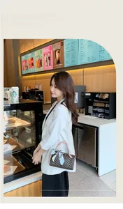 Mini sac Boston à carreaux avec poignées roses et détail de foulard en soie au café