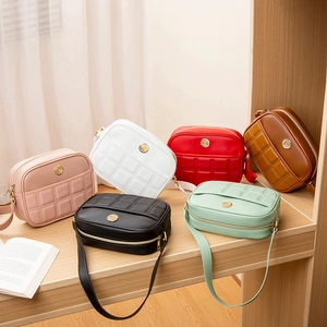 Women Quilted Shoulder Bag PU Leather Crossbody Messenger Purse Fashion Gold Logo Decor Handbag For Daily Travel