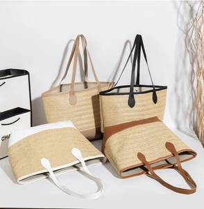 Vista dettagliata di borse tote intrecciate in beige, nero, bianco e marrone con finiture in PU