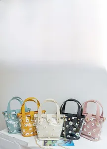 Cinq sacs à main transparents à fleurs marguerites avec bandoulière chaîne et matière TPU