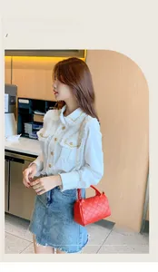 Sac oreiller rouge matelassé avec haut en tweed blanc et jupe en jean rétro bleu