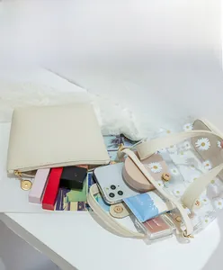 Détail de la capacité du sac cabas transparent marguerites avec pochette intérieure