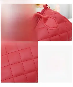 Vue macro détaillée de la texture du cuir PU rouge matelassé avec couture fine