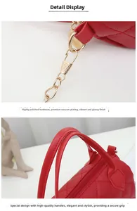Détails du sac à main rouge en cuir synthétique matelassé avec ferrures dorées polies