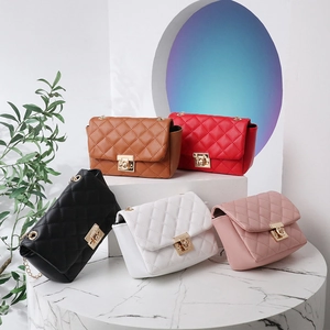 Borsa A Tracolla Trapuntata Da Donna Pelle PU Catena In Metallo Dorato Patta Quadrata Piccola Alla Moda