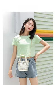 Détail du petit sac transparent marguerite de 15 cm avec poignée blanche et chaîne