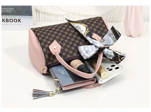 Détail de l'intérieur spacieux du mini sac Boston avec cosmétiques et téléphone