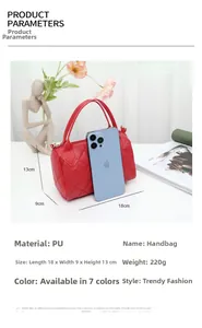 Détail du sac à main rouge matelassé avec bandoulière chaîne et dimensions