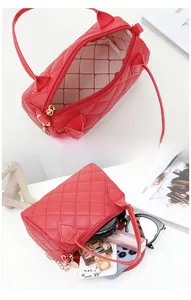 Détail de la capacité intérieure du sac polochon rouge matelassé avec objets