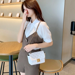 Borsa a tracolla trapuntata bianca con catena dorata e chiusura a girello per donna