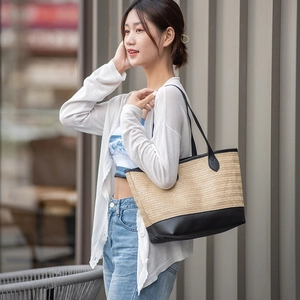 Borsa tote in paglia intrecciata con patchwork in pelle nera e doppi spallacci lunghi