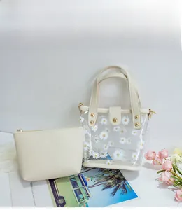 Vue détaillée du sac en PVC transparent à marguerites avec pochette intérieure beige assortie