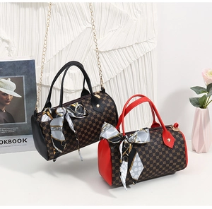 Détail de sacs cylindriques vintage avec motif géométrique et foulard en soie décoratif