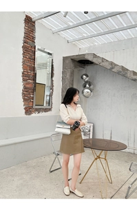 Outfit casual chic con borsa a tracolla sfumata, top in maglia e gonna kaki