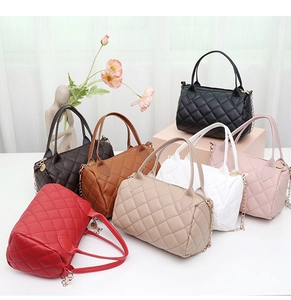 Série détaillée de sacs Boston matelassés en rouge, beige, marron, noir, rose et blanc