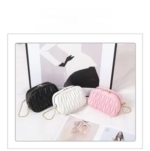 Vue détaillée des sacs à chaîne matelassés en cuir noir, blanc et rose élégant