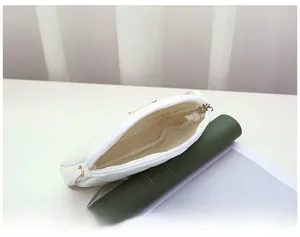Dettaglio della mini borsa a conchiglia con trapuntatura a rombi e zip in metallo