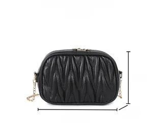 Détail du sac à chaîne plissé noir avec dimensions 18,5 cm x 12 cm et bandoulière