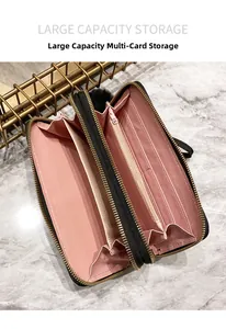 Dettaglio del portafoglio multifunzionale in pelle nera con interno rosa e grande capienza