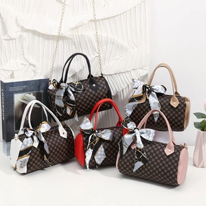 Sac Boston Femmes Cuir PU Imprimé Oreiller À Main Avec Bandoulière Chaîne En Métal Et Décor Foulard Satin Mode