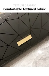 Dettaglio macro del motivo geometrico nero e della fibbia dorata su una borsa a mano