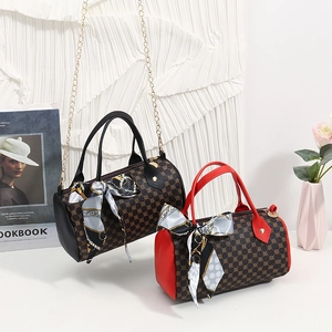 Sac polochon classique imprimé avec bandoulière chaîne et poignée en foulard de soie