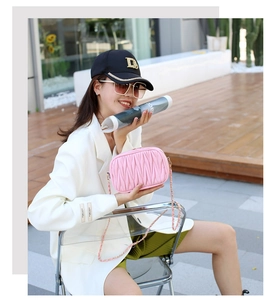 Sac bandoulière rose matelassé avec chaîne dorée dans un style décontracté chic