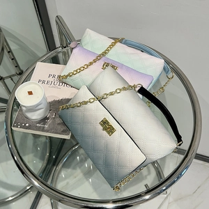 Borsa a tracolla trapuntata sfumata con catena dorata e chiusura a girello da donna