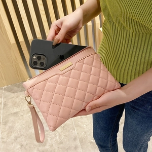 Pochette trapuntata rosa in ecopelle con cinturino da polso e cerniera dorata