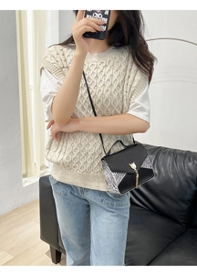 Sac bandoulière noir chic avec imprimé zèbre et détails d'oreilles de chat dorées