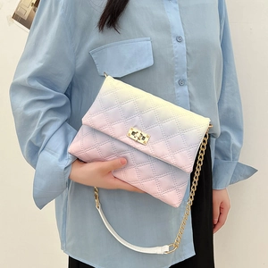 Elegante borsa a tracolla trapuntata da donna con sfumatura dal bianco al viola