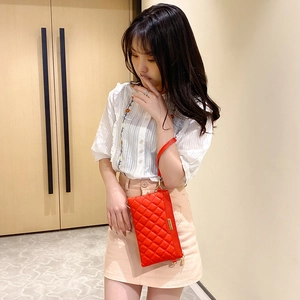 Pochette da polso trapuntata rosso vivace per donna con classico motivo a rombi