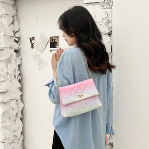 Borsa a tracolla trapuntata sfumata rosa e bianco con catena dorata e chiusura in metallo