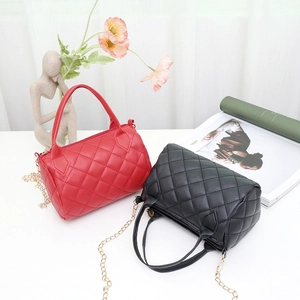 Sac cylindrique matelassé rouge et noir avec bandoulière en chaîne dorée
