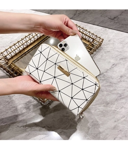 Portafoglio lungo bianco con motivo geometrico che mostra lo spazio interno per smartphone