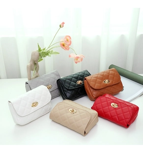 Mini sacs matelassés en six couleurs avec fermoirs dorés dans un décor minimaliste