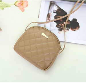 Vista dall'alto di una borsa a conchiglia trapuntata beige con dettagli dorati
