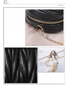Détail du sac en similicuir plissé noir avec coutures en V et bandoulière chaîne dorée
