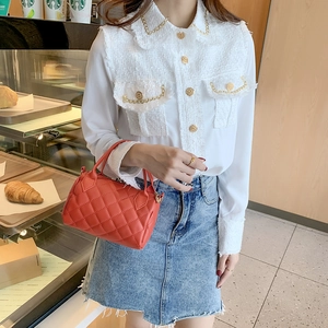 Sac à main Boston rouge matelassé pour femme assorti à une chemise blanche chic en tweed