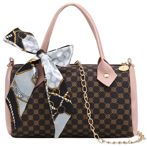 Sac à main Boston monogramme marron avec anses roses, chaîne dorée et foulard en soie