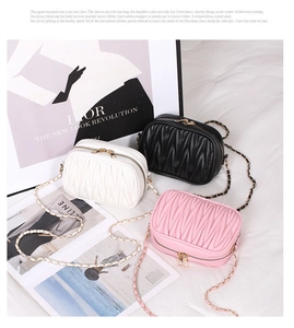 Vue détaillée des sacs bandoulière matelassés en blanc, noir et rose avec détails dorés